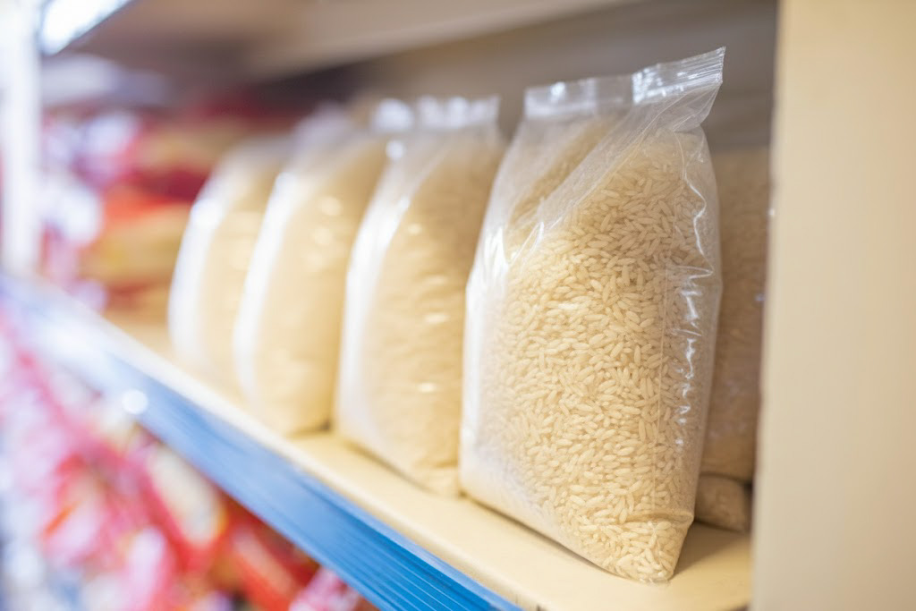 마트 선반에 진열된 쌀 - 치솟는 밥값 문제