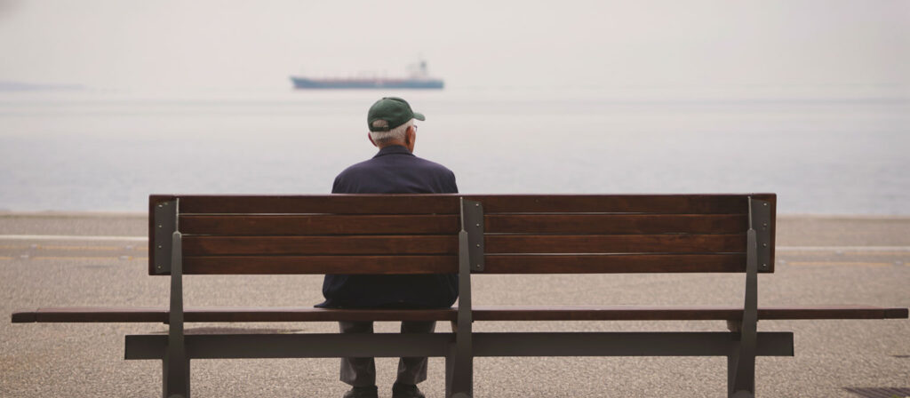 2040년 초고령사회 한국 활력 위기 상징, 바다를 바라보는 고독한 노인으로 안전망 붕괴와 세대 갈등 표현
