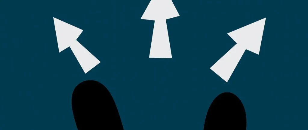 세 갈래 길로 나아가는 화살표 이미지. 이는 2027년 부동산 시장의 예측 불가능한 변동성과 앞으로 펼쳐질 여러 미래 시나리오를 상징합니다.