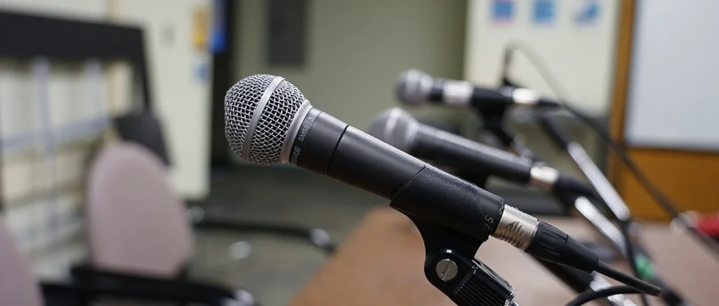 기자회견장에 놓인 마이크 이미지. 현 정부가 서울 전역과 경기 12곳에 삼중 규제를 적용하는 '10.15 초강력 부동산 대책'을 공식 발표하는 모습을 상징합니다.