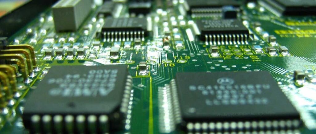 고환율로 인한 제조원가 상승이라는 도전에 직면한 한국 반도체 산업의 핵심 부품.