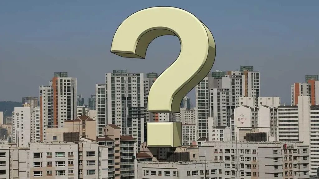 서울 아파트 단지를 배경으로 떠 있는 거대한 물음표. 정부의 '10.15 부동산 대책' 발표 이후 커진 주택 시장의 불안감과 미래의 주거 안정에 대한 의문을 상징합니다.